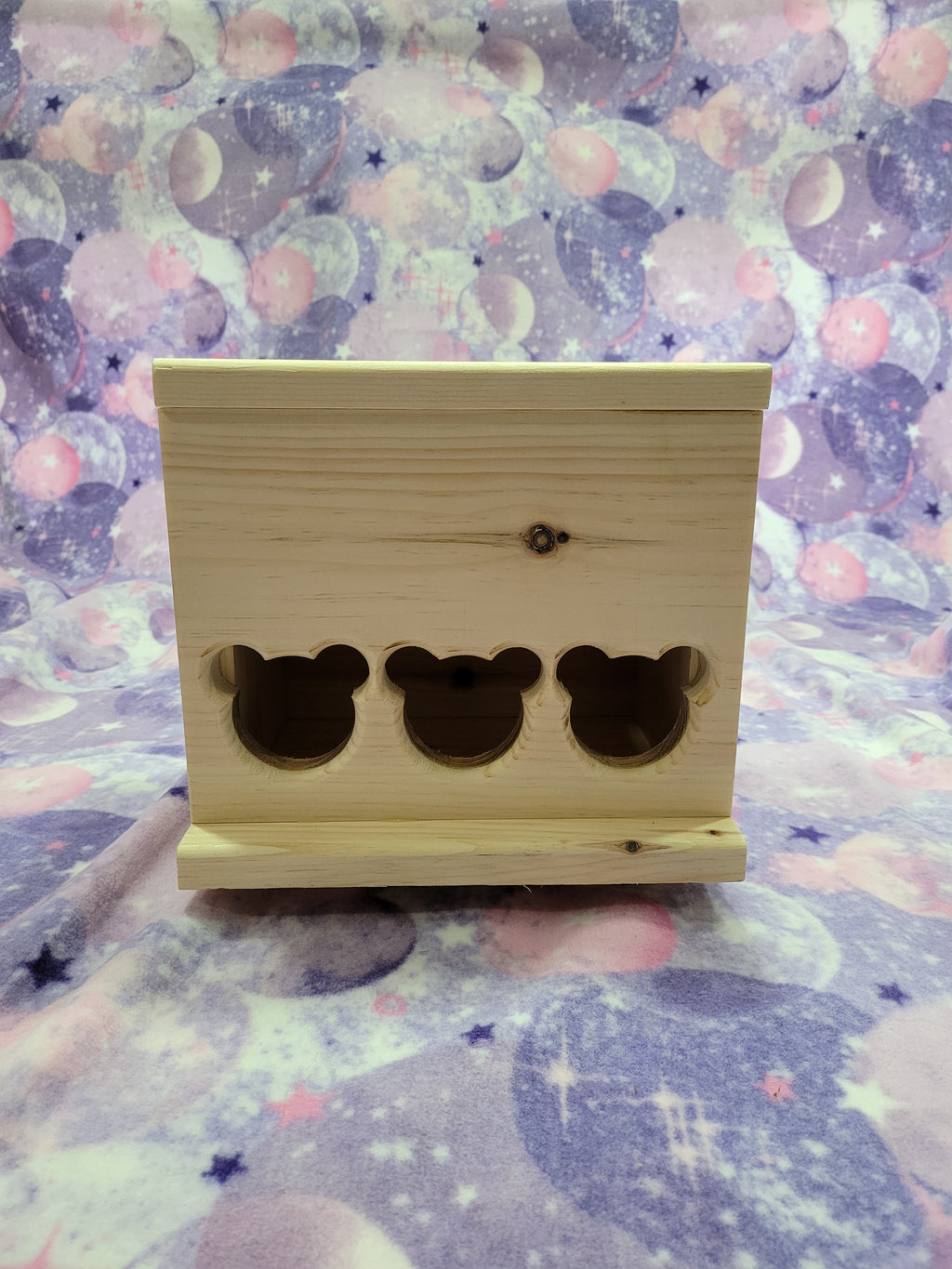 Hay Feeder Box with 3 Front Chinchilla Face Feeder Cut Outs and Hinged Top 10" x 8" x 7.5" with Ledge Tray and Back Mounts for Cage Stability Kiln Dried Pine