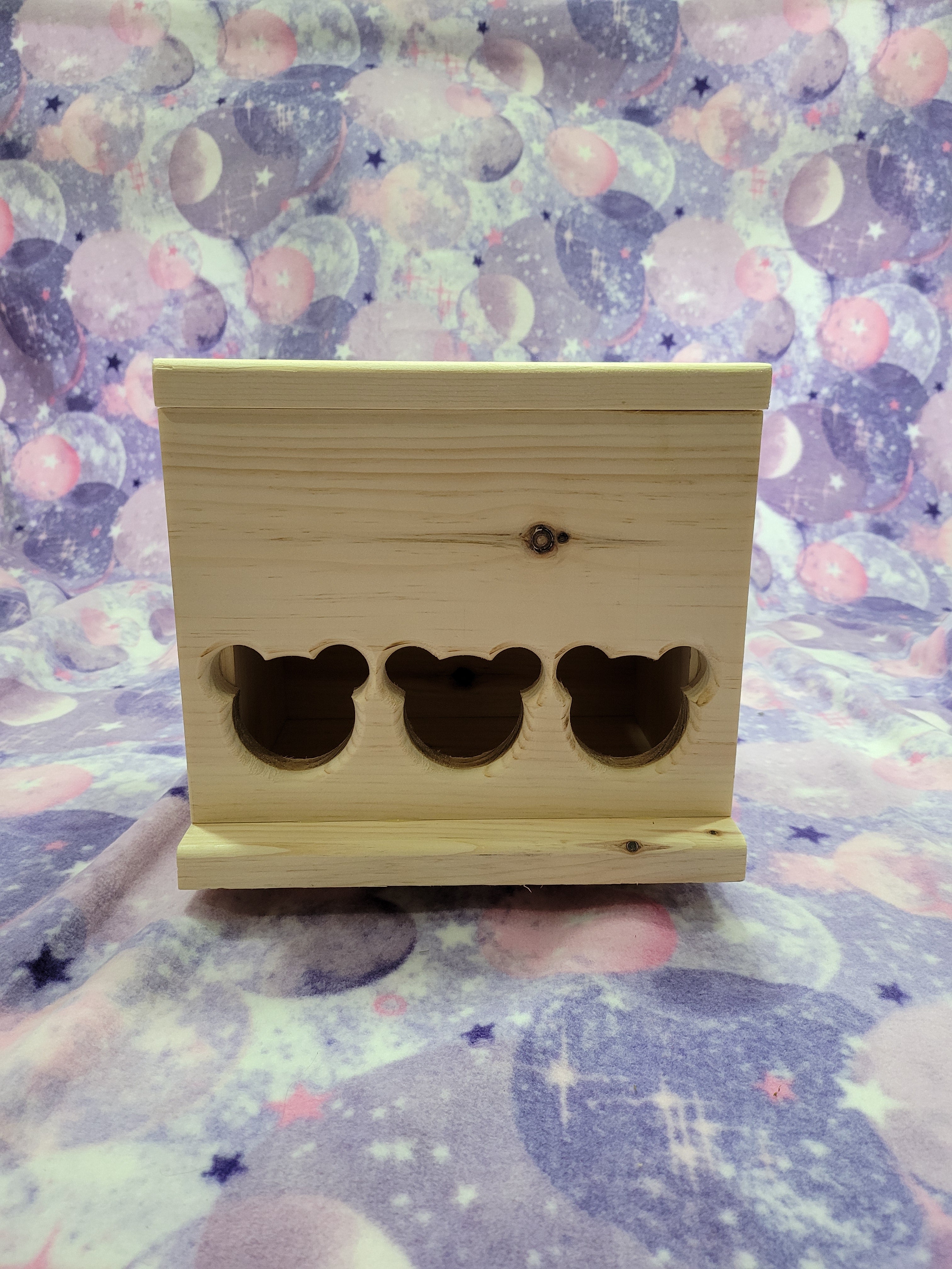 Hay Feeder Box with 3 Front Chinchilla Face Feeder Cut Outs and Hinged Top 10" x 8" x 7.5" with Ledge Tray and Back Mounts for Cage Stability Kiln Dried Pine