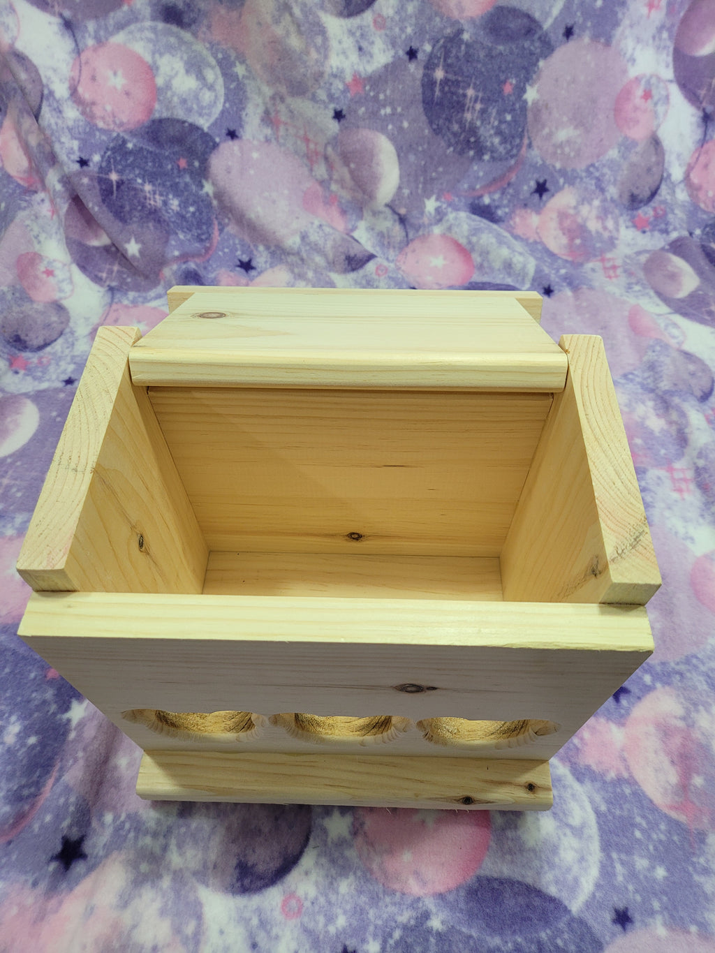 Hay Feeder Box with 3 Front Chinchilla Face Feeder Cut Outs and Hinged Top 10" x 8" x 7.5" with Ledge Tray and Back Mounts for Cage Stability Kiln Dried Pine
