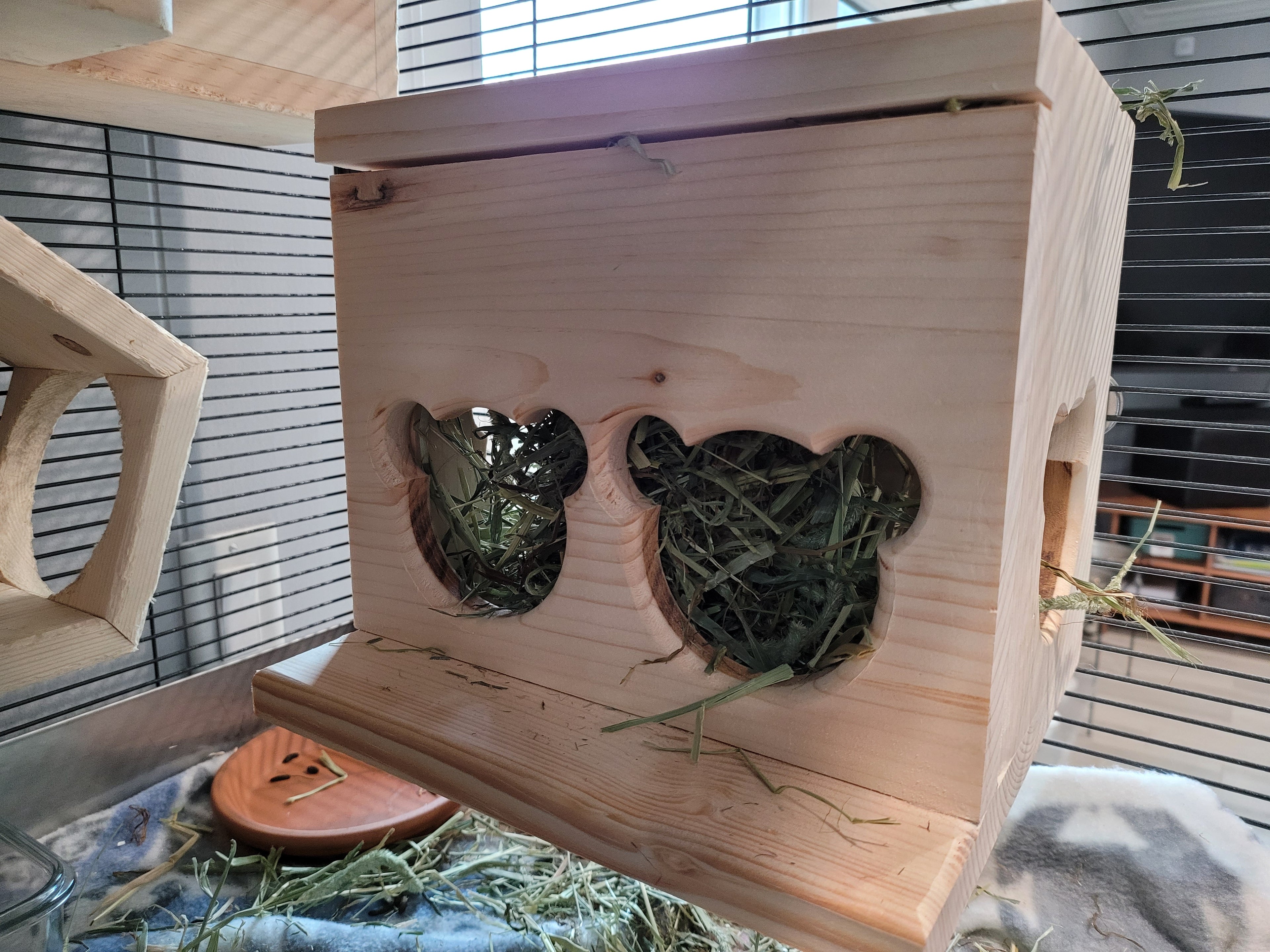 Chinchilla Hay Feeder Box